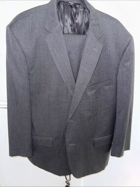 Classic Men's Gray  Vintage Suit for the lovers of the classic excellent cond